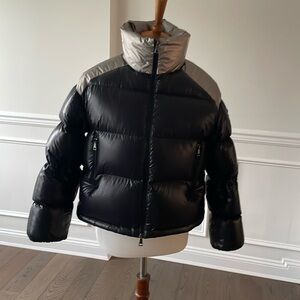 Moncler Cuscute Giubbotto black jacketed silver neck. Gently used. Tags detached